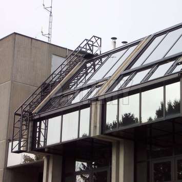 Verplaatsbare trappen voor het reinigen en onderhoud van een glazen dak. Verplaatsbare trappen voor het reinigen van een glazen dak - Building Maintenance Unit